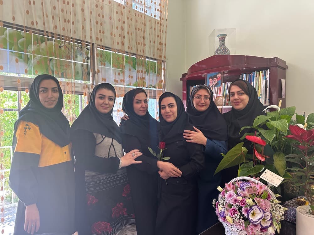 تعتدادی از همکاران دبیرستان فردوس